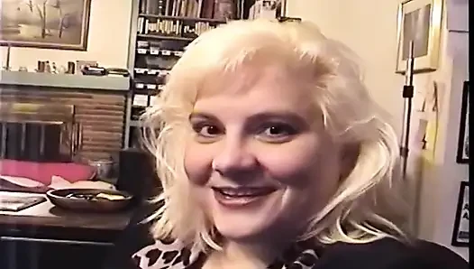 Sarışın orta yaşlı seksi kadın yarak emiyor ve dölleniyor