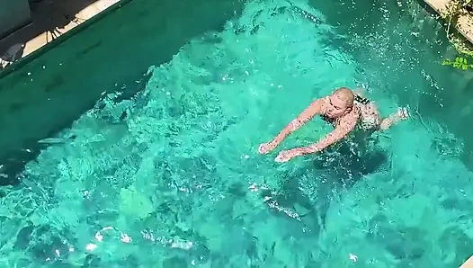 Havuzda komşumu izlediğim için utanıyorum