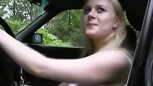 Almanya'dan harika sarışın kız ormanda yarak emiyor ve biniyor