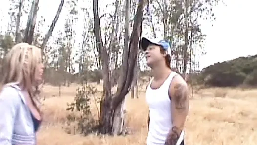 Mükemmel Fransız genç kız açık havada sikiliyor