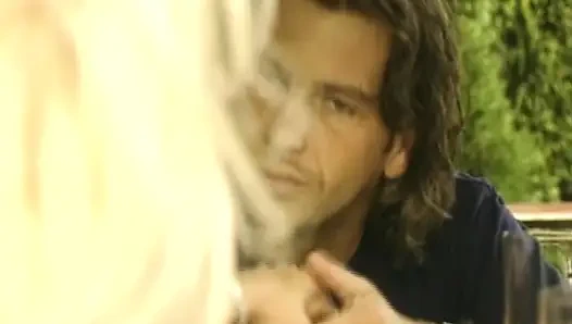 Çekici Alman sürtükler ateşli dörtlü sekste sikiliyor