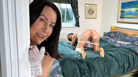 Sürtük Lara Lateks LarasPlayground'da kıllı amcığını eldivenlerle ovuyor