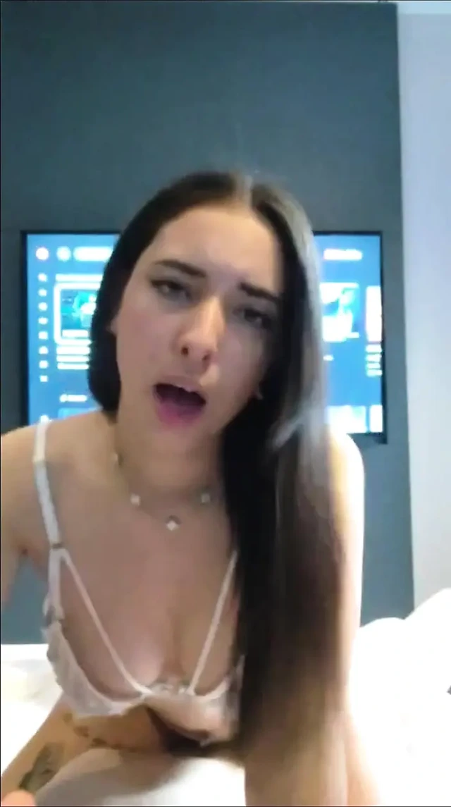 O kadar itaatkar ki içimi sütle dolduruyorum