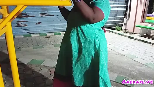Genç oğlan oyun alanında egzersiz yapan tamil evli kadınla seks yapmaya çalışıyor