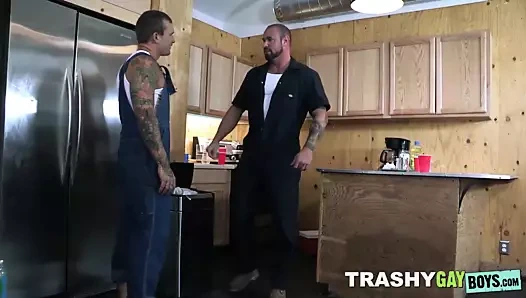 Büyük iri parça michael roman eyersiz creampies dövmeli isaac x