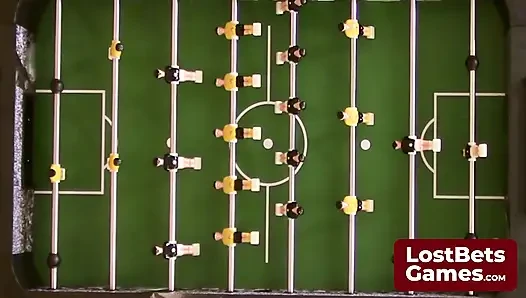 Striptizli bir langırt oyunu sonunda şaplak atma sözü veriyor