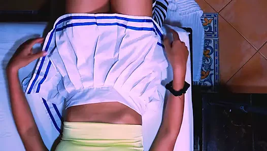 Öğretmen ve değişim öğrencisi sikişmek için daireye gidiyor