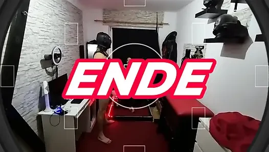 Kapüşonlu adam olgun bdsm sürtüğün genişleyen götünü genişletiyor