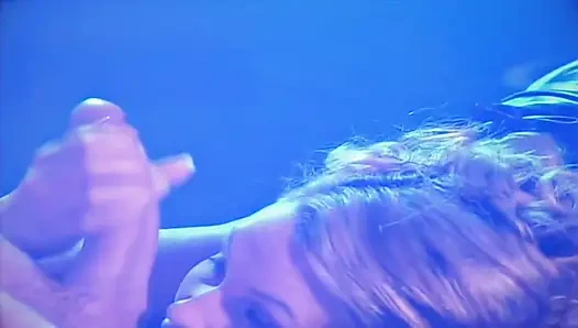 Muhteşem sarışın arabanın kaputuna götünü açıyor