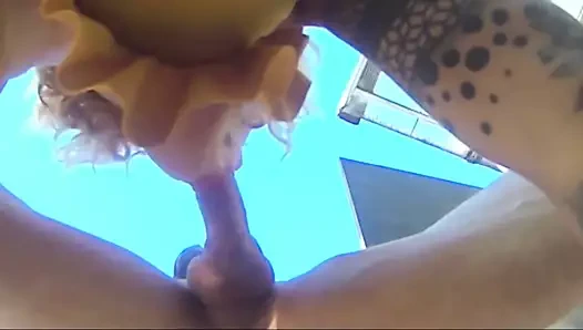 La milfona spompina il giardiniere mentre il cornuto lavora