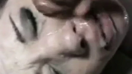 Kız cum boğuluyor ve gerçekten sinirleniyor.