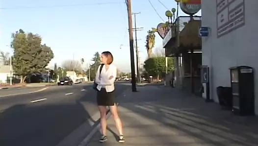 Doğal memeli genç esmer, havuz kenarında yakışıklı adamın zonklayan yarağına biniyor