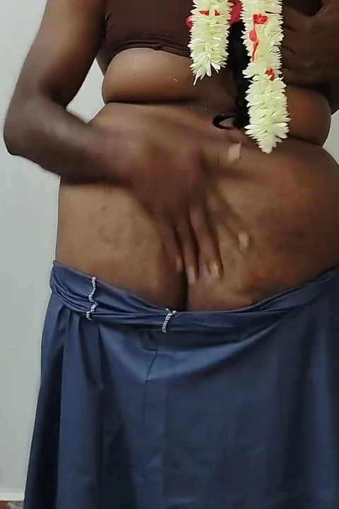 Индийская тамильская горячая жена трахается в муже, друг изменяет дома