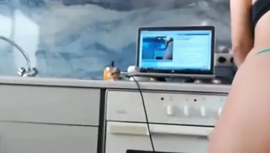 Seksi dea canlı yayında twerk yapıyor