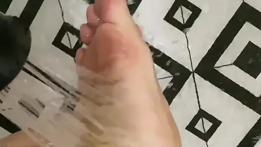 Eğlenmek için duşa gir. Senin için daha fazla ayak