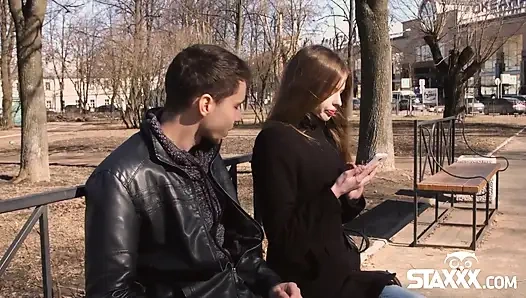 Sıska sarışın Adel randevularından sonra onu sikiyor