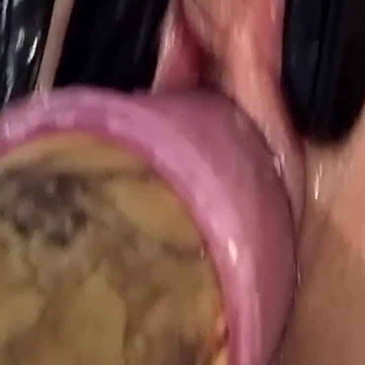 Olgun esmer orta yaşlı seksi kadın büyük zenci yarağı ve büyük oyuncaklar tarafından genişletiliyor