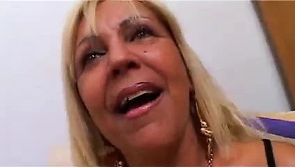 Olgun sarışın iyi sikişmenin sırrını biliyor