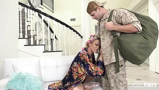 Orta yaşlı seksi üvey anne askeri üvey oğluna özensiz bir sakso çekiyor ve çok ihtiyaç duyulan rahatlama