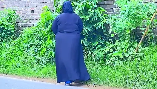 Arap ateşli üvey anne otel yatağında yoldan geldikten sonra azıyor ve büyük götünü görüyorum ve elle muameleye başlıyorum