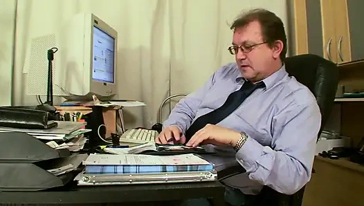 Genç kız müdürle sikişerek notlarını düzeltiyor