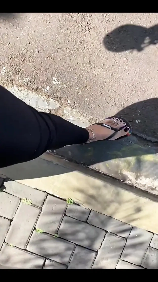 Bu mükemmel siyah pedikürle eve geliyor