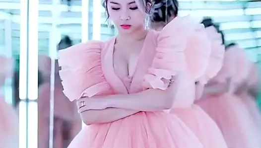 jiwoo'nun göğüs dekoltesi bir saatten fazla