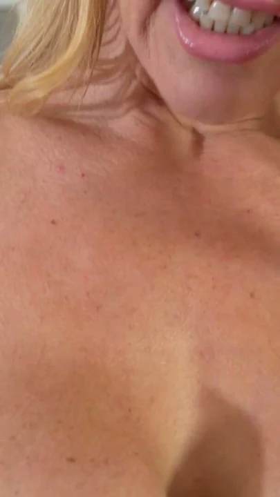 MilfTrip MILF Baştan Çıkarma Sahnesi - İri Göğüslü İngiliz Sarışın | Bölüm 1