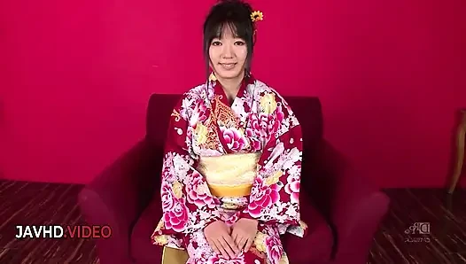 Chiharu'nun şehvetli kimono üçlü seksinde ateşli sakso ve ateşli dölleme finali