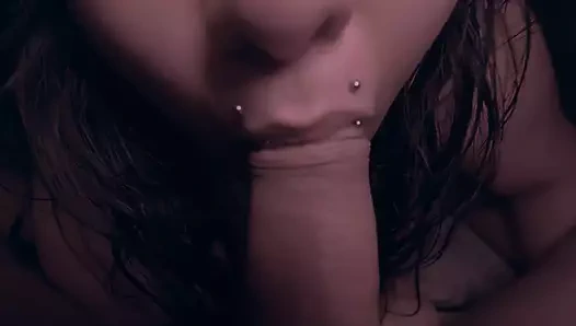 Pirsingli yutmayı seviyor