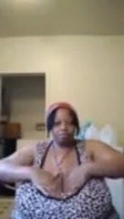 Şu büyük siyah memelere bak