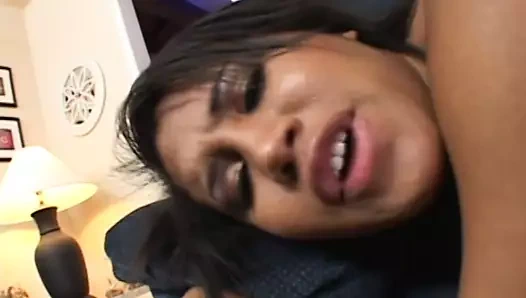 Genç siyah genç gets becerdin üzerinde kanepe