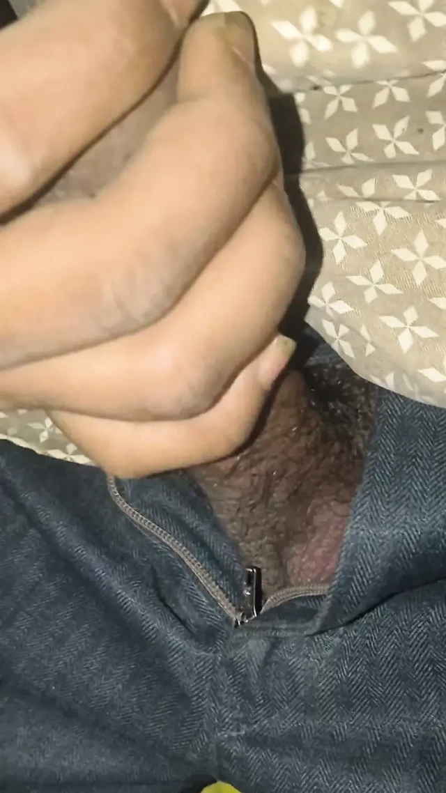 Genç oğlana penis masajı yapıyor