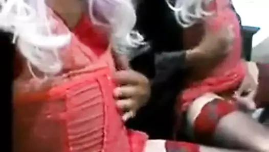 Kırmızı dantelli çoraplara boşalıyor