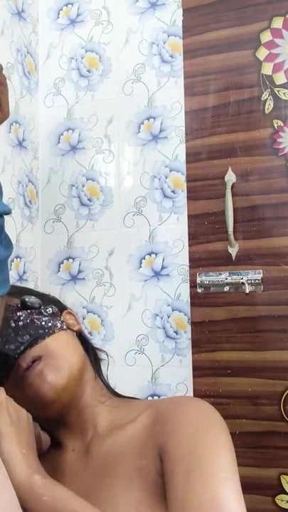 Üvey oğul yarağı duşta ateşli amını tatmin etmek için üvey annesinin şimdiye kadarki en iyi sakso çekmesine yardımcı oluyor | Klip 1
