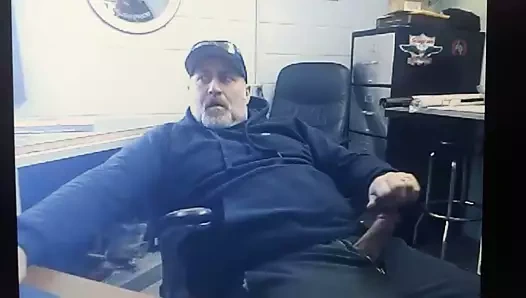 Yakışıklı baba ayı oynuyor ile onun horoz üzerinde cam