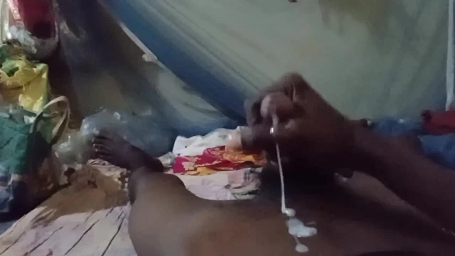 Gaon ki dehati bhabhi ki gand dekhkar Mutthi mare room per
