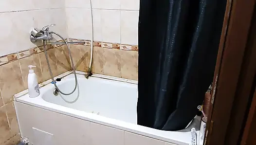 Üvey kız kardeşimin yıkanmasını ve ıslak vücudunun kıvrımlarını izlemek