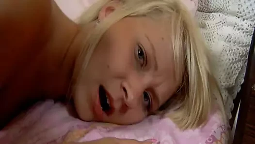 İnce bir Alman genç kız göt deliğini derinden parçalatıyor