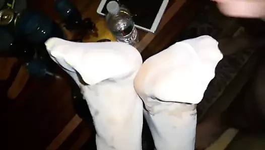 Beyaz naylon ayaklarına büyük bir yük vurdum