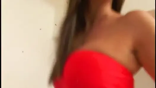 Büyük memeli kırmızılı bayan sert yarakla yer fıstığı tereyağını doldurdu