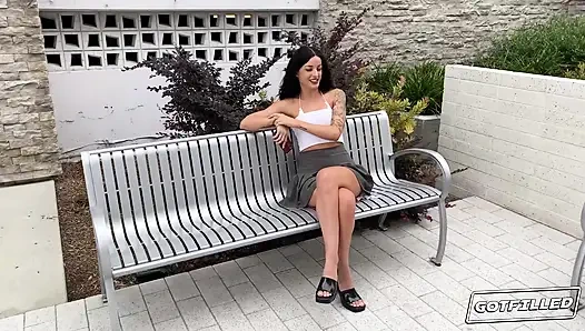 Doldurulmuş Charlie Valentine içine boşalmam için bana yalvarıyor