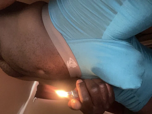 Sigara içiyor ve esnetiyor