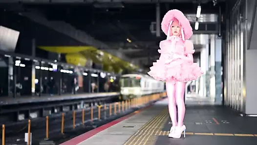 Pembe elbiseli sissy fırfırlı bebek