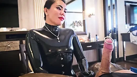 Lateks sahibe tarafından kadın egemenliği duyuluyor