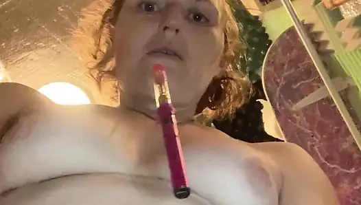 Yürüyüşlü kızlardan döndükten sonra eşsiz, doğal, olgun hippi kız güç sidik için tuvalete attırıyor