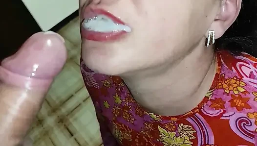 Orta yaşlı seksi kadın ağzına boşalıyor amatör ev yapımı