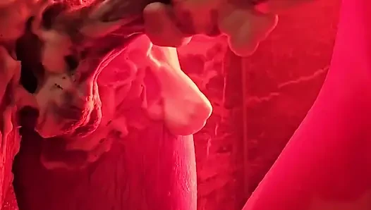 Gerçek çift duş seks kaseti - üvey babasıyla duşta ateşli amatör sikiş