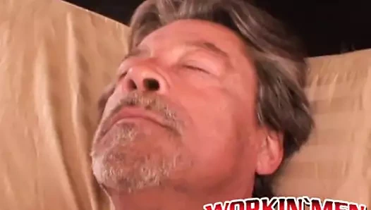 küçük kıllı horoz ile olgun adam mastürbasyon ve boşalan üzerinde cam