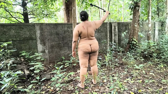 Hintli tombul kız ormanda çırılçıplak çırılçıplak sikiliyor